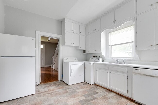 Building Photo - Large West End Rental off of Three Chopt R...