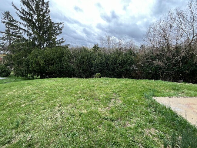 Building Photo - 5 bedroom available in the West Jefferson Hills School district!