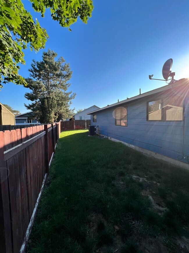 Building Photo - Cozy home next to Sage Point Elementary!