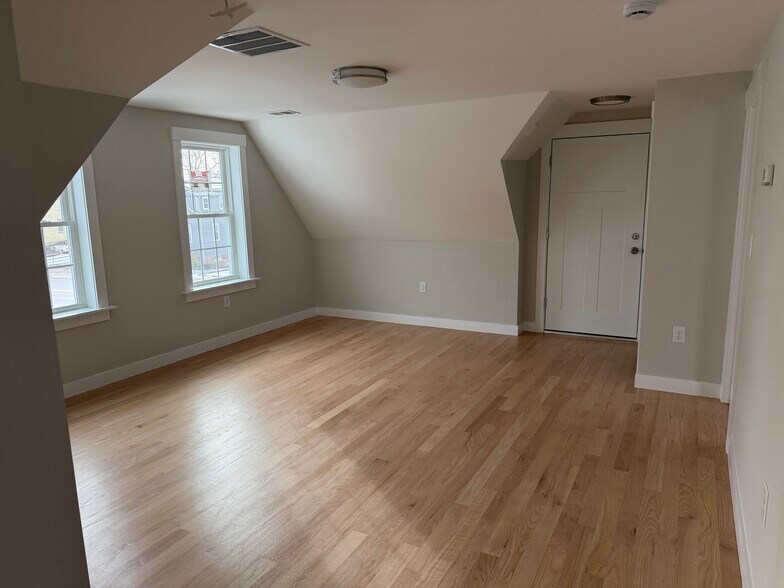 Building Photo - 18 S Main St