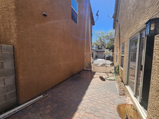 Building Photo - Sleek 2 story home with tile in most living areas and upgraded kitchen.