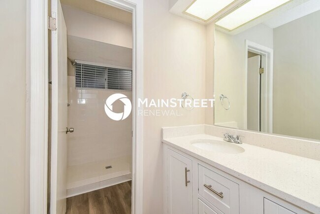Building Photo - 3 Bedroom Pet-Friendly Home in Jacksonville, FL with Main Street Renewal