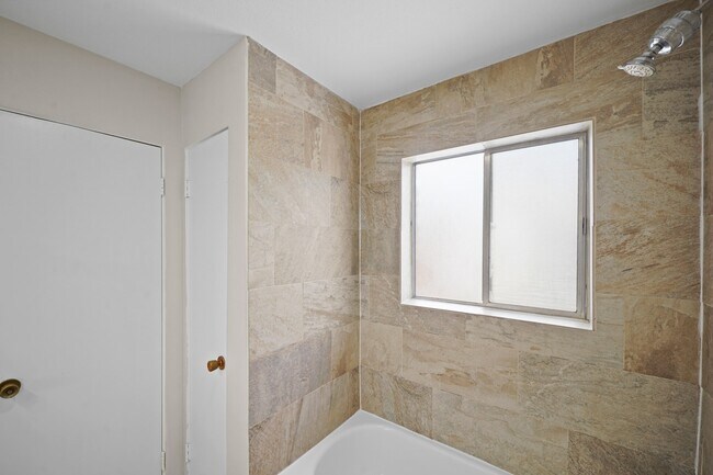 Building Photo - 2201 Fountain View Dr