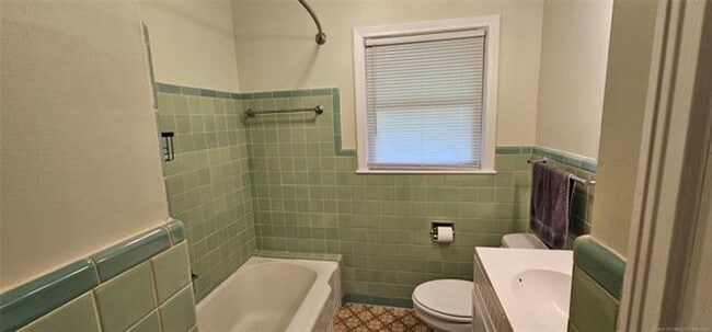 Building Photo - 3-bedroom, 1 bathroom, 1 car attached gara...