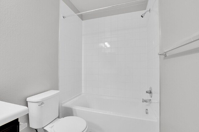 Building Photo - $2,600.00, 3 bed, 2.5 bath located in Denver