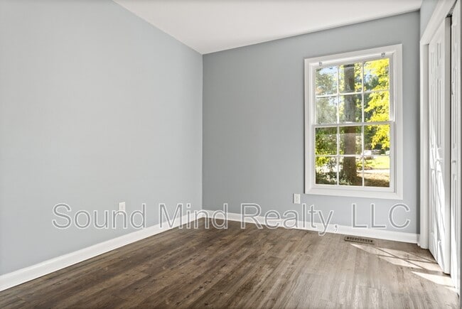 Building Photo - 305 Golf Course Dr
