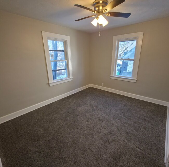 Building Photo - Single Family Home 3 beds 2 bath Available Now!