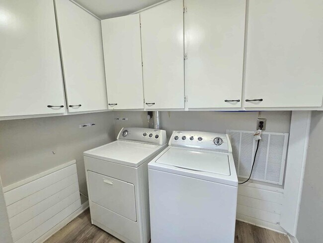 Building Photo - 3318 Moulton Ln