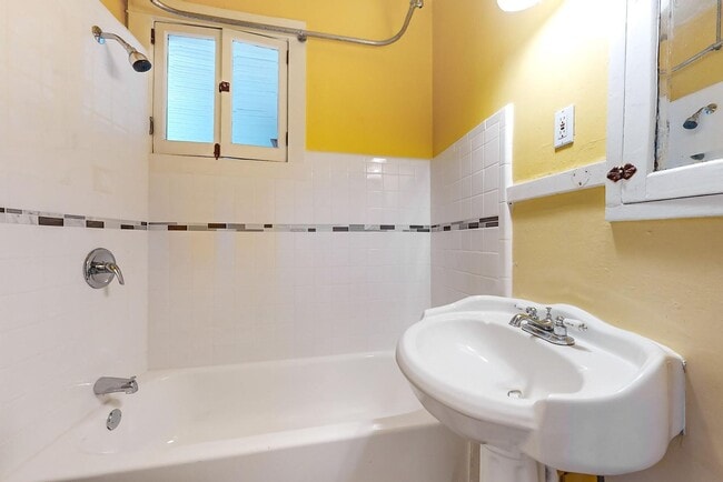 Building Photo - HISTORIC Edo BUNGALOW 2 Bedroom 1 Bath