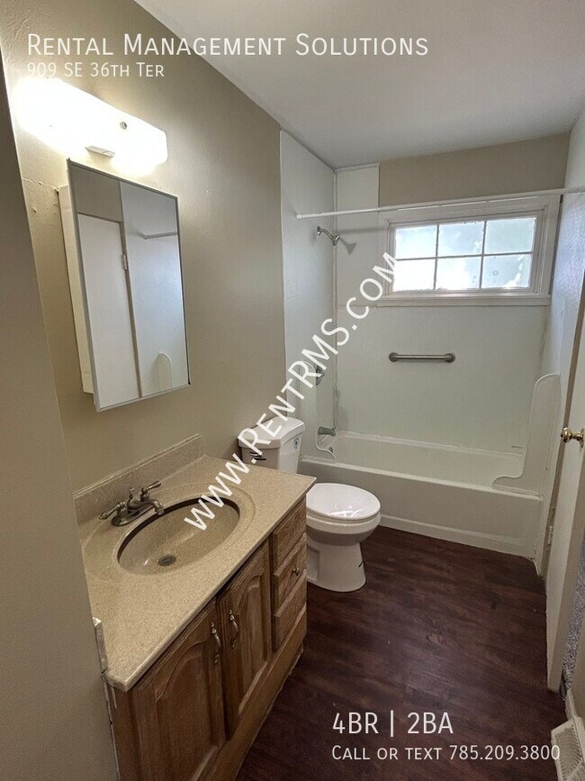 Building Photo - 909 SE 36th Terrace