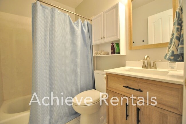 Building Photo - 43 1350 E