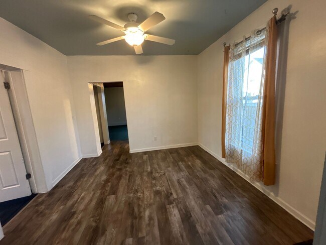 Building Photo - 714 W 13th St