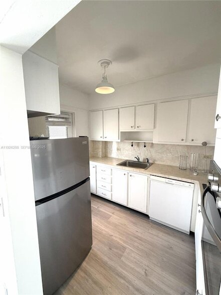 Building Photo - 9700 E Bay Harbor Dr