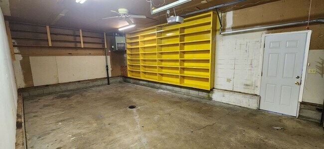 Building Photo - Beautiful home with attached garage and great yard!