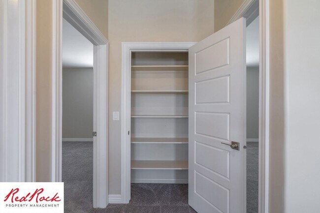 Building Photo - Stunning 4 Bedroom Home. Dog friendly!