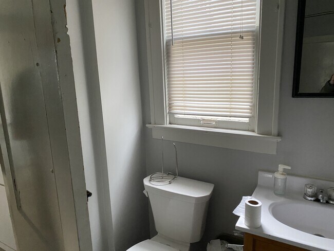 Building Photo - 87 E 15th St