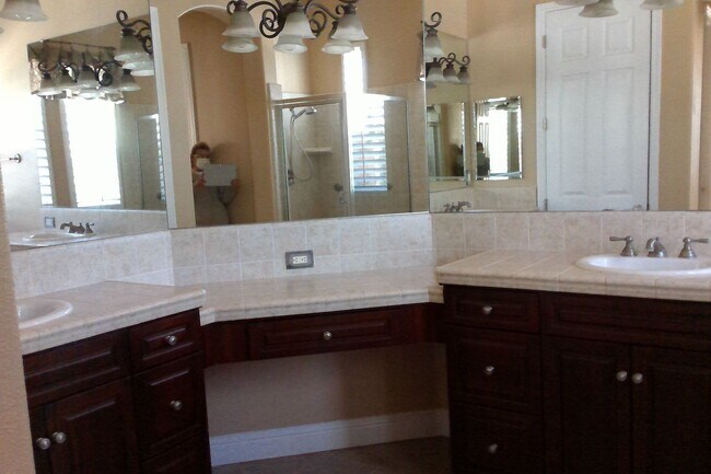 Building Photo - Beautiful 3 Bedroom 3 Bath home in Clovis