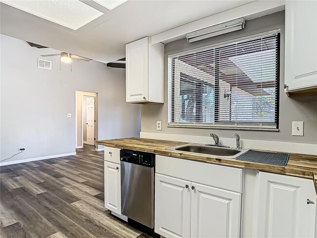 Building Photo - 7801 Rolling Grove Dr W