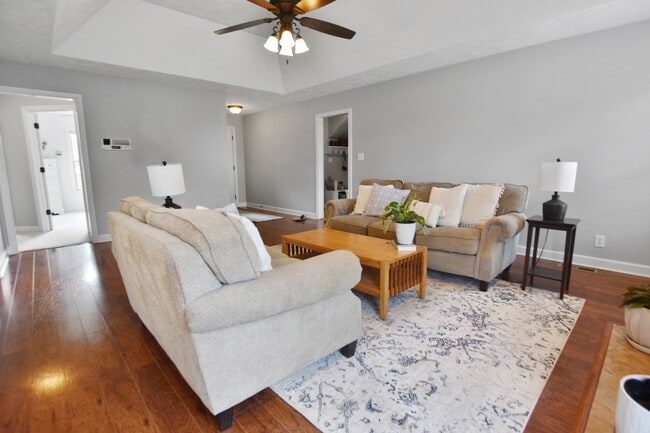 Building Photo - Pet Friendly Three Bedroom with Bonus!