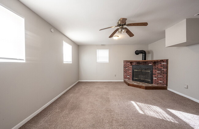 Building Photo - "Charming 3-Bed, 2-Bath Gem on E 35th St w...