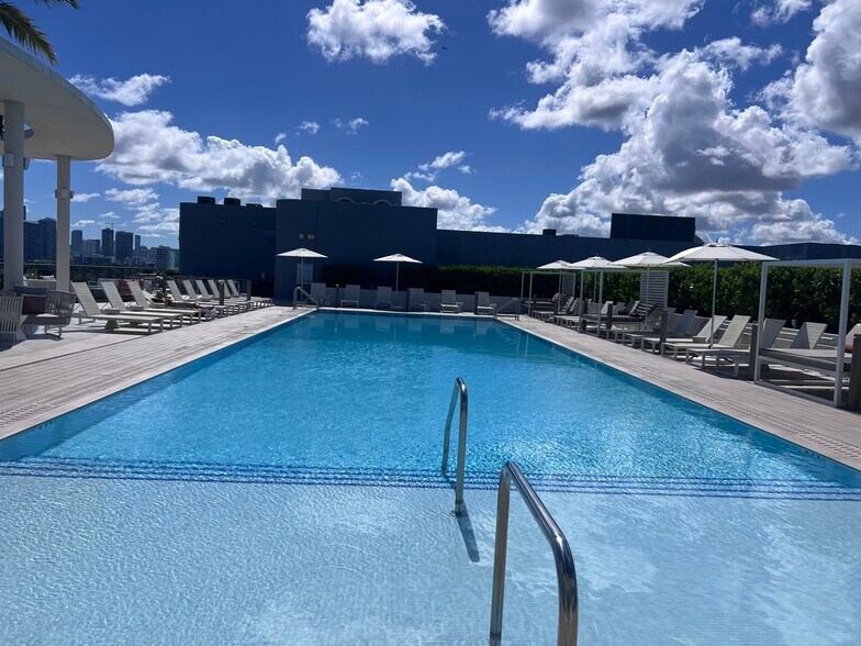 Building Photo - 556 NE 57th St