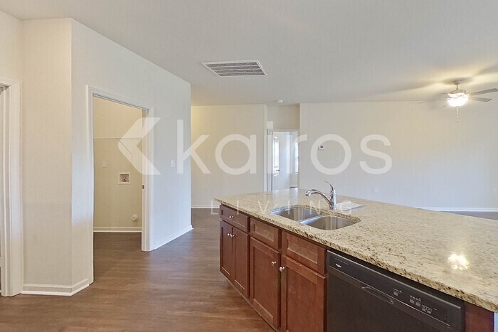 Building Photo - 10994 Lakeview Cir