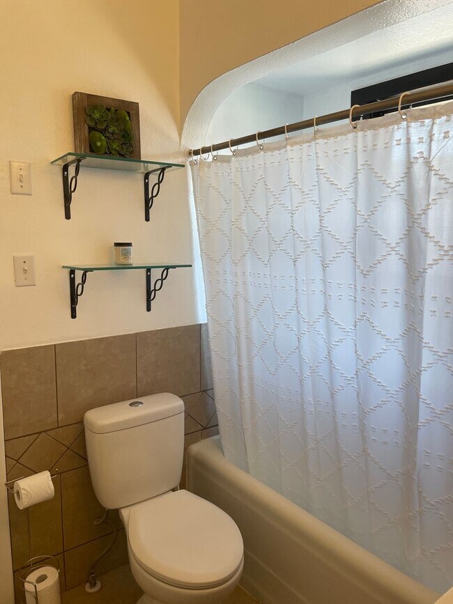 Building Photo - Great short term stay property! Nightly to monthly stays available!!