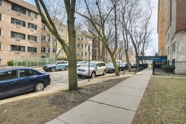 Building Photo - 6242 N Kenmore Ave