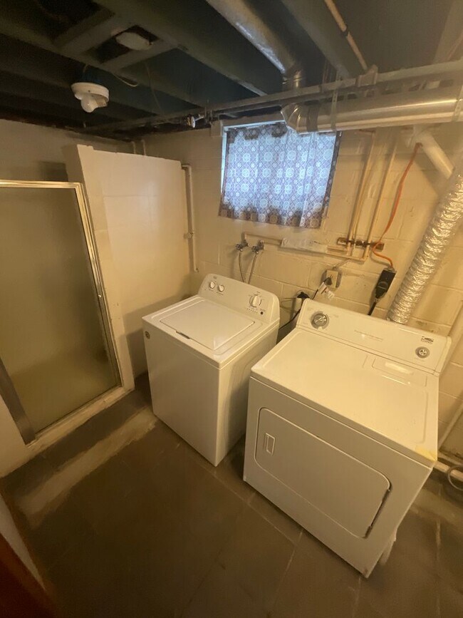 Building Photo - Charming 3 Bed 2 Bath Home! *2027*