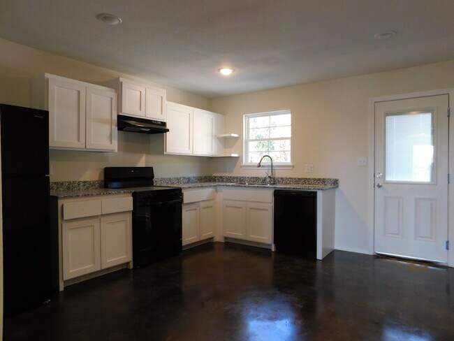 Building Photo - 621 Poplar St