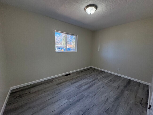 Building Photo - 2 Bed 1 Bath Home in Security!