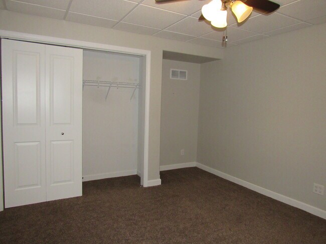 Building Photo - 405 E Palace Row