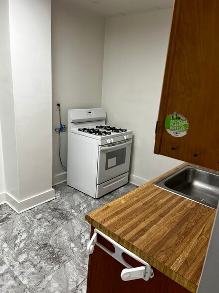 Building Photo - 19 E James St