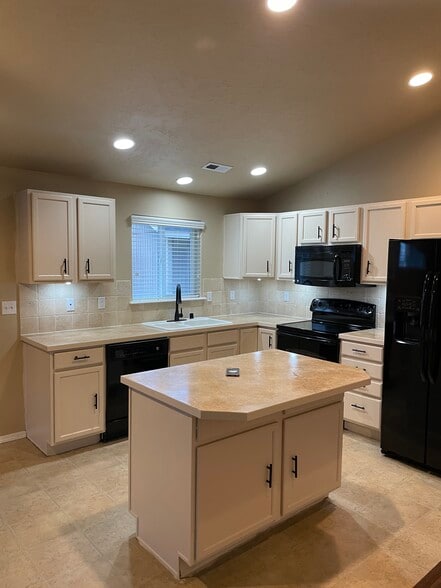 Building Photo - 314 SW Homestead Ave