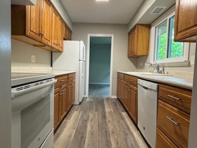 Building Photo - 654 Longview Dr