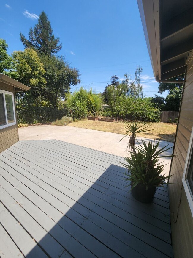 Building Photo - Rancho Cordova Gem