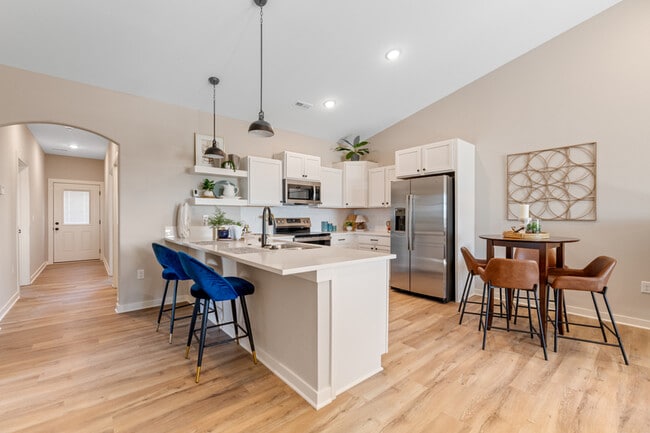 Building Photo - 2400 N Woodlawn Blvd