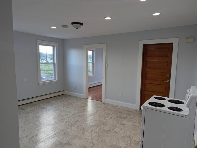 Building Photo - 47 Roslyn St