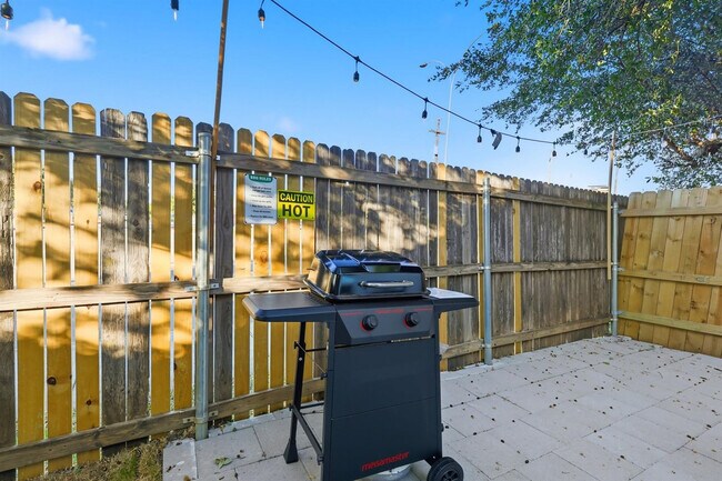 Building Photo - 2162 E Arkansas Ln