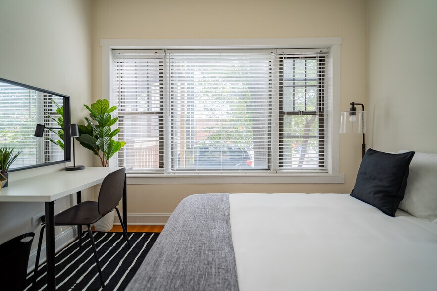 Building Photo - 2989 N Lawndale Ave