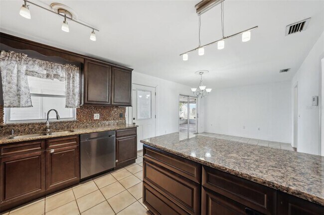 Building Photo - 503 Holt Cir