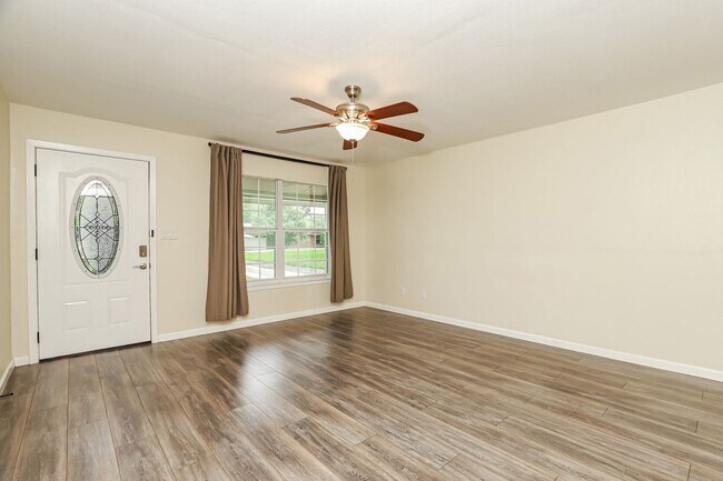 Building Photo - 3 bedrooms, HUGE yard, detached workshop & She shed, No HOA - Only 2 miles from Randolph AFB
