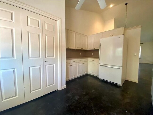 Building Photo - 1811 W 39th St