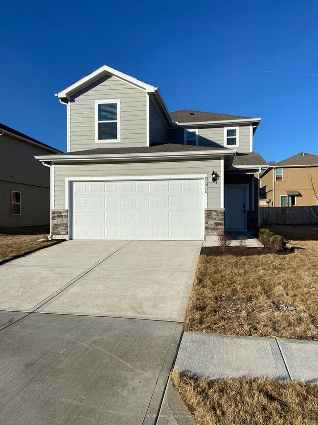 Building Photo - *Pre-leasing* Spacious Three Bedroom | Two and a Half Bath Home in Spring Hill