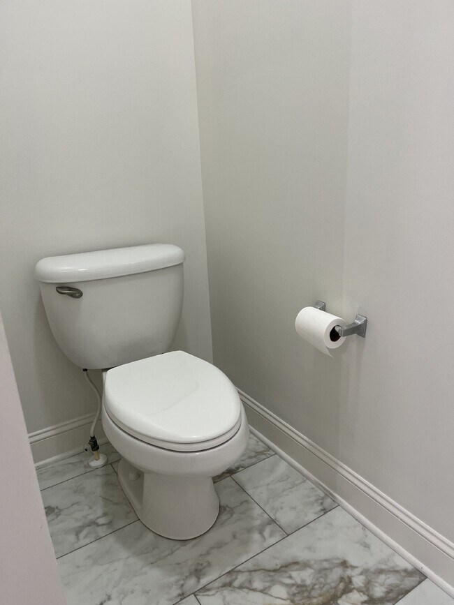 Building Photo - "Charming 4-Bed Home with Guest Suite & Gr...
