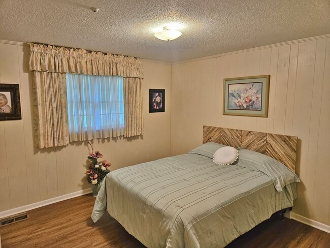 Building Photo - 3 Bedroom, 3 Bath