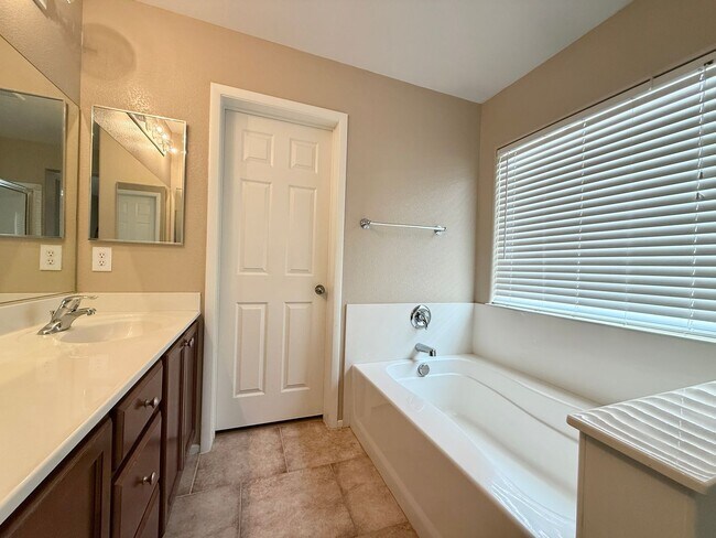 Building Photo - Spacious Living, Granite Counters, Great Location!