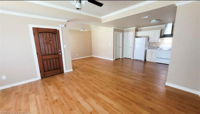 Building Photo - 1212 Mesa Dr