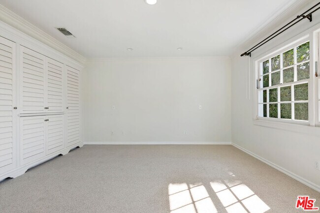 Building Photo - 360 Alma Real Dr