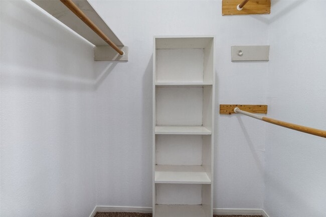 Building Photo - 2417 Hedgerose Ln